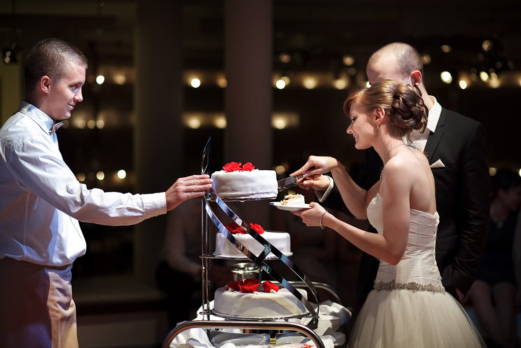 Kiedy najlepiej podawać tort na weselu?